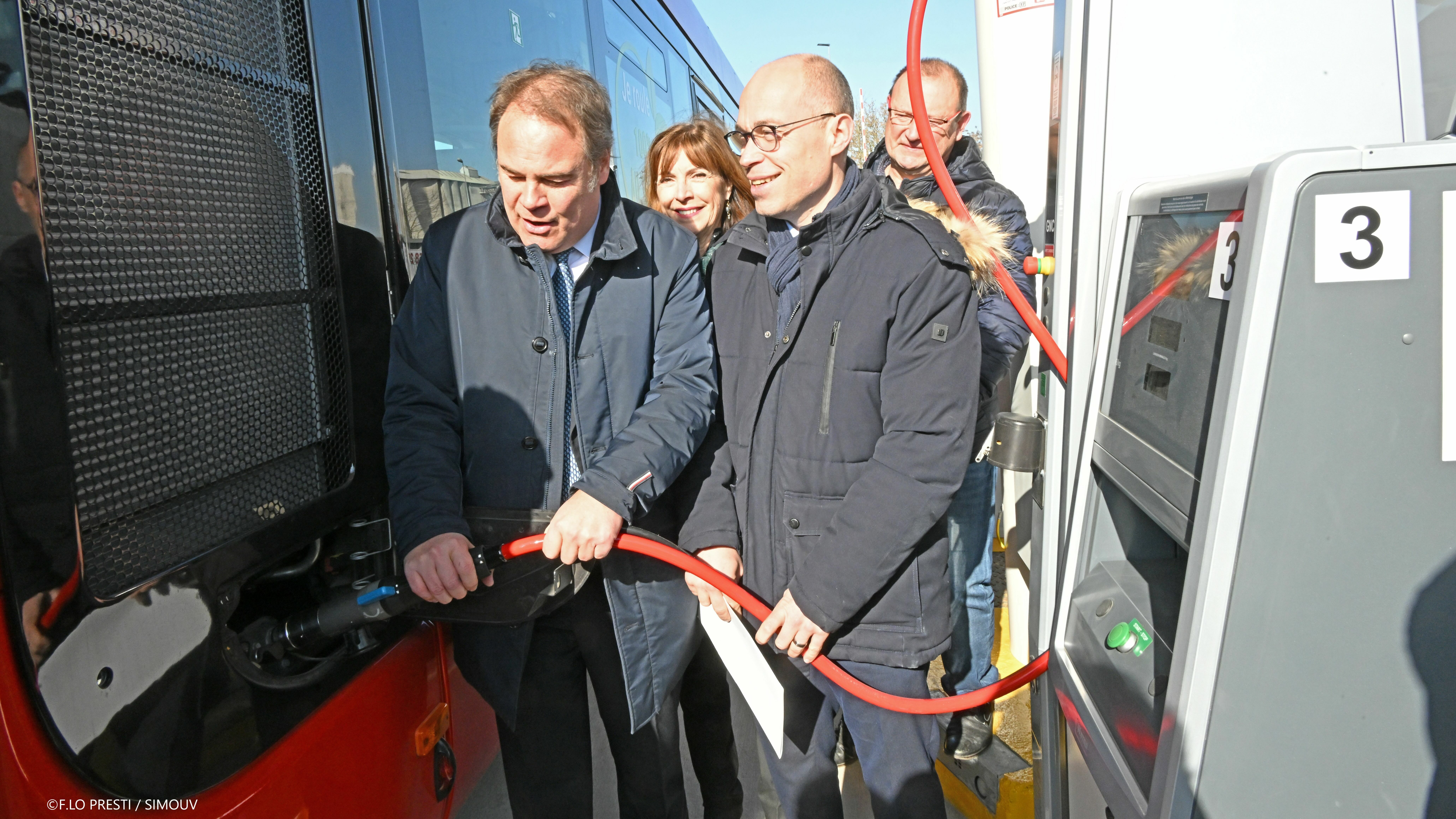 Chargement d'un bus gaz par les deux Présidents de Communauté d'Agglomération