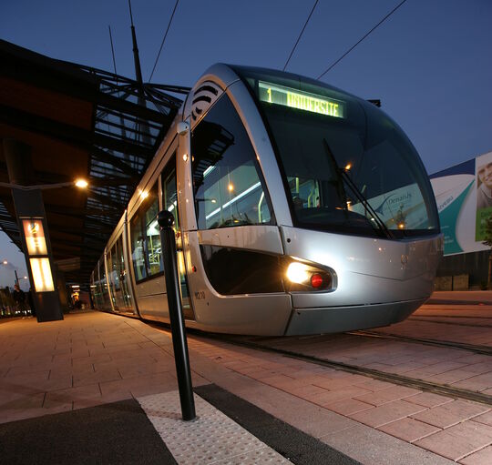 Photo d'une rame de tramway qui quitte la station.