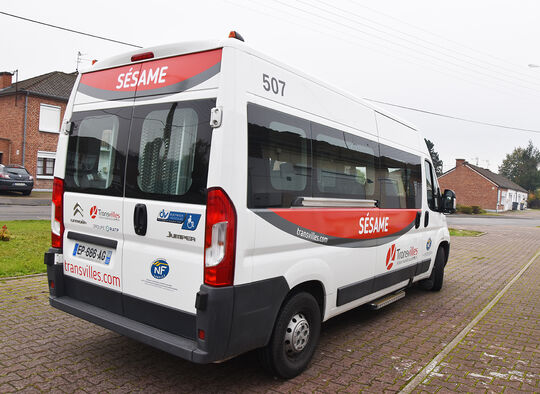 Photo du véhicule destiné aux transports des personnes à mobilité réduite.