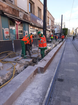 Visuel n°6 - Travaux d'embellissement Vieille Poissonnerie - Phase 1 - Equipe VRD en réalisation de dépose de pavés