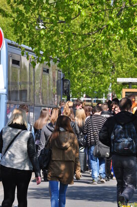 Photo de voyageurs à la descente d'un autobus.