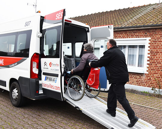 Photo d'une mise en situation : accès à un client en fauteuil roulant.